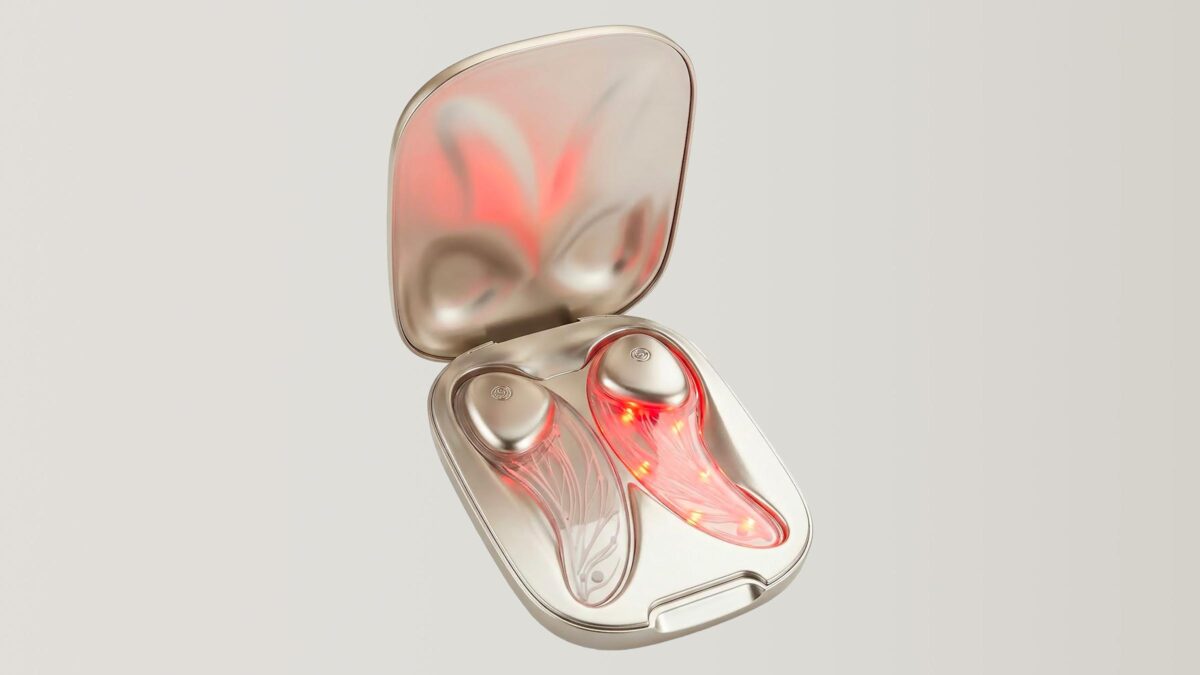 دستگاه زیبایی چشم L'Oréal شامل دو پد سیلیکونی با نور قرمز داخل یک کیس شارژر فلزی.