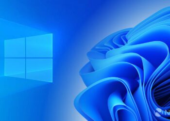 والپیپر رسمی و مدرن ویندوز ۱۱ با طرح انتزاعی آبی و لوگوی ویندوز در سمت چپ.