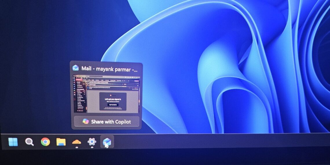دکمه Share with Copilot در پیش‌نمایش پنجره‌های نوار وظیفه ویندوز ۱۱.