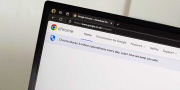 تصویری از صفحه لپتاپ که وبسایت دانلود گوگل کروم را در مرورگر نشان میدهد، با اشاره به اشتباه بازاریابی مایکروسافت.