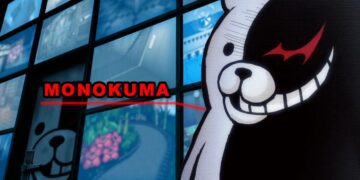 اسکرینشات از رابط کاربری بازی Danganronpa، نمایش نمای نزدیکی از عروسک خرس سیاه و سفید Monokuma در سمت راست، و متن MONOKUMA با فونت قرمز، در مقابل دیواری از مانیتورهای کوچک نمایشگر محیط داخلی و خارجی.