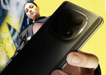 نمای نزدیک از پنل پشتی و ماژول دوربین گوشی سیاه رنگ پوکو.