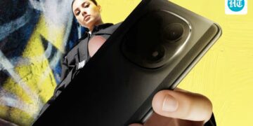 نمای نزدیک از پنل پشتی و ماژول دوربین گوشی سیاه رنگ پوکو.