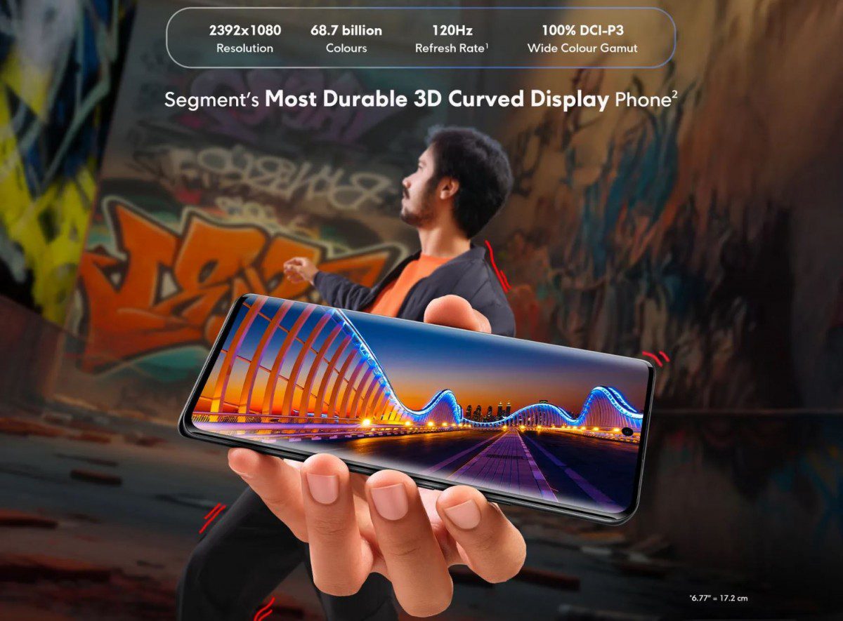 دست یک نفر که گوشی پوکو M8 را با صفحه نمایش خمیده و مشخصات فنی (۱۲base۰ هرتز) نشان میدهد.