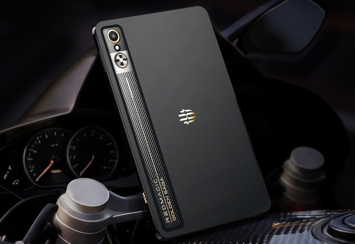 نمای پشت گوشی گیمینگ RedMagic 11 Pro+ نسخه Golden Saga با طراحی فیبر کربن و جزئیات طلایی.