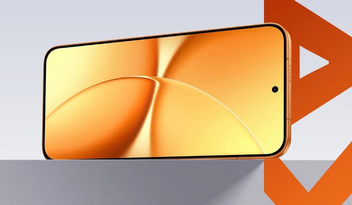 نمای روبه‌رو از نمایشگر گوشی Redmi Turbo 5 Max با حاشیه‌های بسیار باریک، گوشه‌های گرد، حفره دوربین مرکزی (Punch‑hole) و تصویر پس‌زمینه انتزاعی با طیف رنگی نارنجی و طلایی؛ تأکید بر طراحی تمام‌صفحه و کیفیت نمایش.