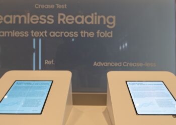 سامسونگ از نمایشگر تاشو بدون چین‌خوردگی در CES 2026 رونمایی کرد