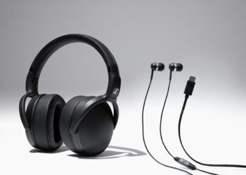 یک هدفون روگوشی مشکی و یک ایرباد سیم‌دار سنهایزر در یک پس‌زمینه سفید ساده.