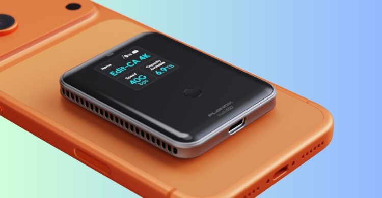 درایو SSD مشکی کوچک Planck که به صورت مغناطیسی به پشت یک گوشی هوشمند نارنجی متصل شده است.