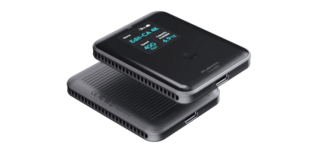 دو عدد درایو SSD اکسترنال Planck روی هم، با نمایشگر دیجیتالی که ظرفیت ۸ ترابایت و سرعت ۴۰ گیگابیت بر ثانیه را نشان میدهد.