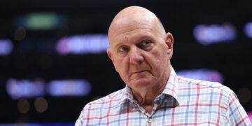 پرتره‌ای از استیو بالمر با پیراهن چهارخانه که با چهره‌ای جدی به دوربین نگاه می‌کند.