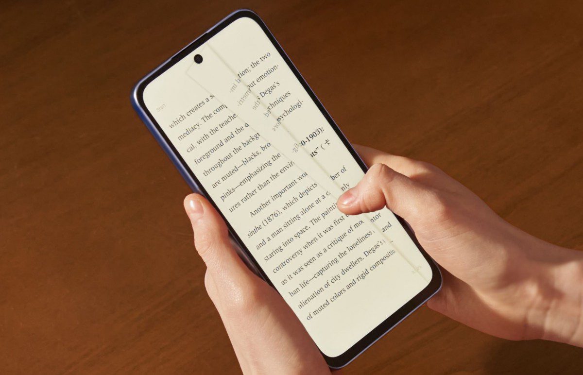 نمای نزدیک از دست کاربر که در حال مطالعه متن بر روی نمایشگر گوشی TCL با تکنولوژی شبیه به کاغذ است.