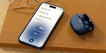 هدفونهای بیسیم Subtle Voicebuds در کنار گوشی آیفون که در حال نمایش رابط کاربری چت هوش مصنوعی و ضبط صدا است.