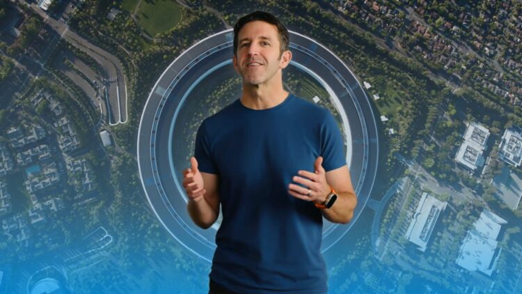 جان ترنوس، مدیر اپل، با تی‌شرت سرمه‌ای در مقابل نمای هوایی ساختمان Apple Park.