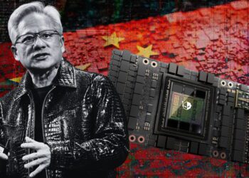 تصویری از جنسن هواهنگ در کنار یک پردازنده و پرچم چین در پس زمینه