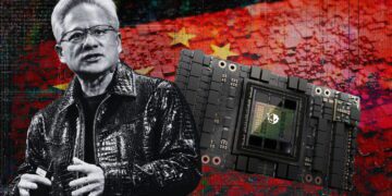 تصویری از جنسن هواهنگ در کنار یک پردازنده و پرچم چین در پس زمینه