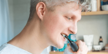 پودر دندان BSCT؛ سفیدکننده و ترمیم‌کننده مینای دندان با مسواک برقی