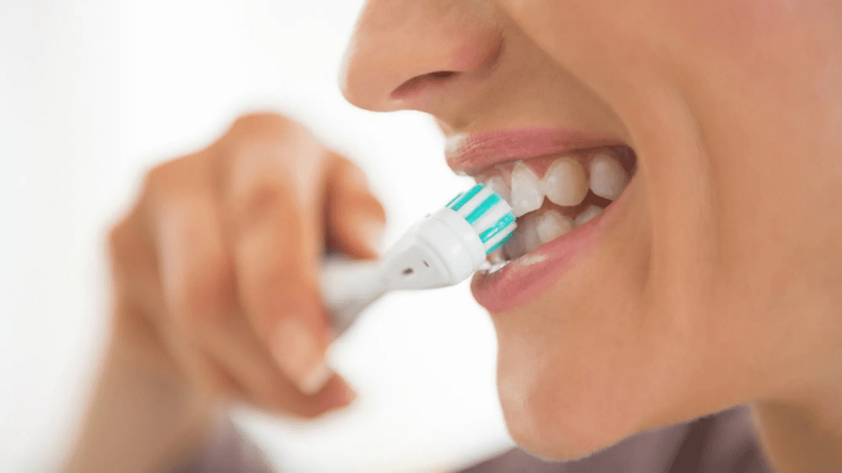 پودر دندان BSCT باعث ترمیم‌ مینای دندان با مسواک برقی می شود