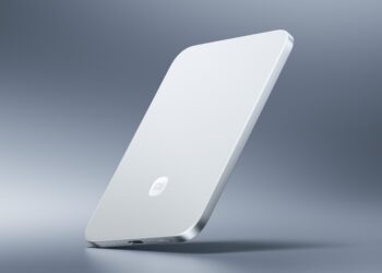 نمای ۳/۴ از پاوربانک نقره‌ای و بسیار نازک شیائومی با درگاه USB-C.
