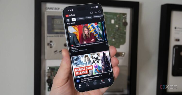 گوشی هوشمندی که اپلیکیشن یوتیوب را با محتوای خبری و بازی در دست کاربر نمایش میدهد.