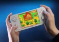 شخصی که کنسول دستی AYANEO Pocket S Mini سفید را در دست دارد و در حال اجرای بازی Stardew Valley است.