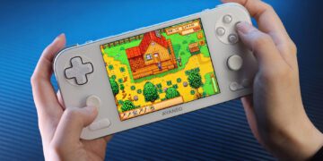 شخصی که کنسول دستی AYANEO Pocket S Mini سفید را در دست دارد و در حال اجرای بازی Stardew Valley است.