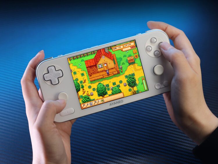 شخصی که کنسول دستی AYANEO Pocket S Mini سفید را در دست دارد و در حال اجرای بازی Stardew Valley است.
