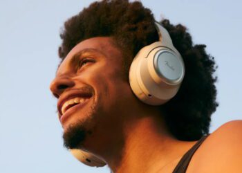 نمای جانبی هدفون روگوشی Fender روی سر، با طراحی مینیمال، کاپ دایره‌ای فلزی، هدبند ساده و نورپردازی طبیعی محیطی