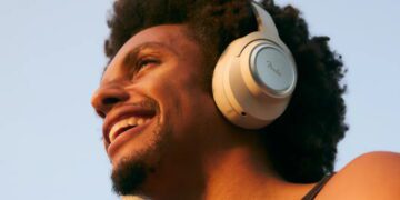 نمای جانبی هدفون روگوشی Fender روی سر، با طراحی مینیمال، کاپ دایرهای فلزی، هدبند ساده و نورپردازی طبیعی محیطی