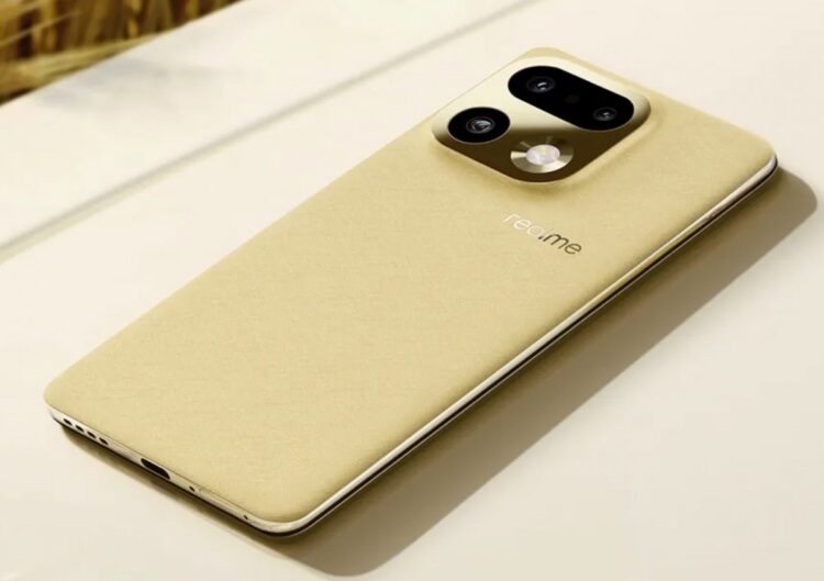 نمای زاویهدار از پشت گوشی realme با بدنه طلایی مات و ماژول دوربین مستطیلی، قرارگرفته روی سطح روشن