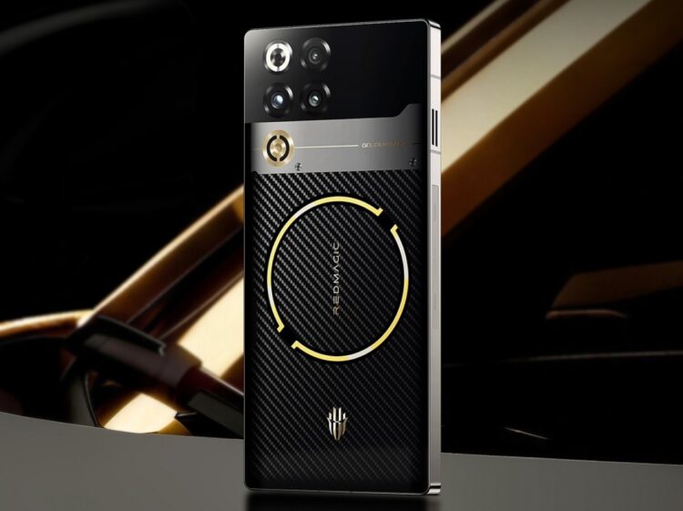 نمای نزدیک از بدنه گوشی RedMagic با سیستم خنک‌کننده مایع و حلقه‌ی طلایی در مرکز.