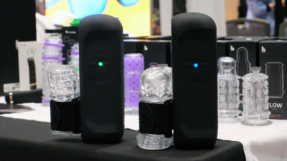 دو دستگاه ماساژور هوشمند سری Handy با بدنه‌ای مشکی و چراغ‌های نشانگر وضعیت به رنگ سبز و آبی.