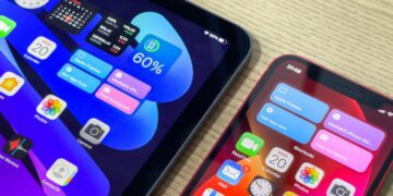 مقایسه رابط کاربری و ویجت‌های یک آی‌پد در کنار یک آیفون که نشان‌دهنده شباهت‌های نرم‌افزاری احتمالی برای آیفون تاشو است.