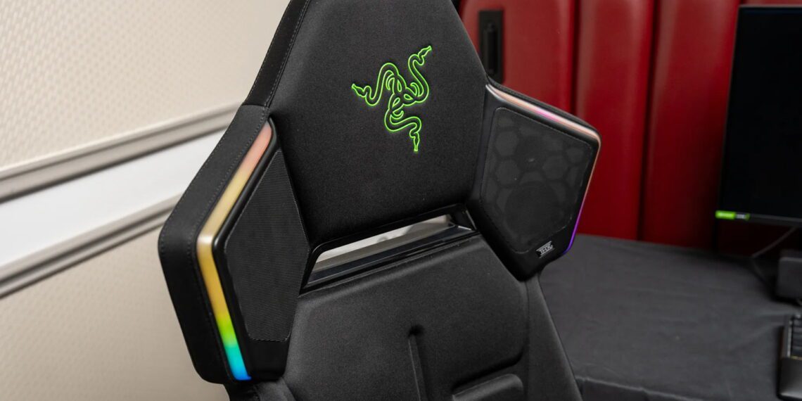 نمای نزدیک از نشیمن صندلی Razer Project Madison با بالشتکهای چندبخشی، روکش پارچهای مشکی، طراحی ارگونومیک و دستههای پهن قابل تنظیم