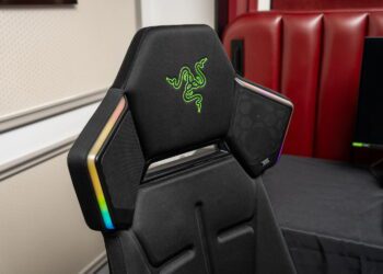 نمای نزدیک از نشیمن صندلی Razer Project Madison با بالشتک‌های چندبخشی، روکش پارچه‌ای مشکی، طراحی ارگونومیک و دسته‌های پهن قابل تنظیم