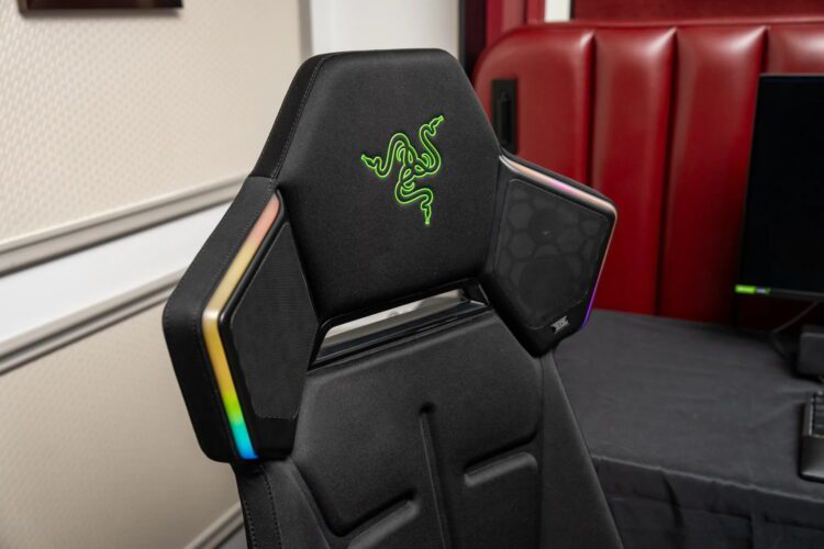 نمای نزدیک از نشیمن صندلی Razer Project Madison با بالشتکهای چندبخشی، روکش پارچهای مشکی، طراحی ارگونومیک و دستههای پهن قابل تنظیم