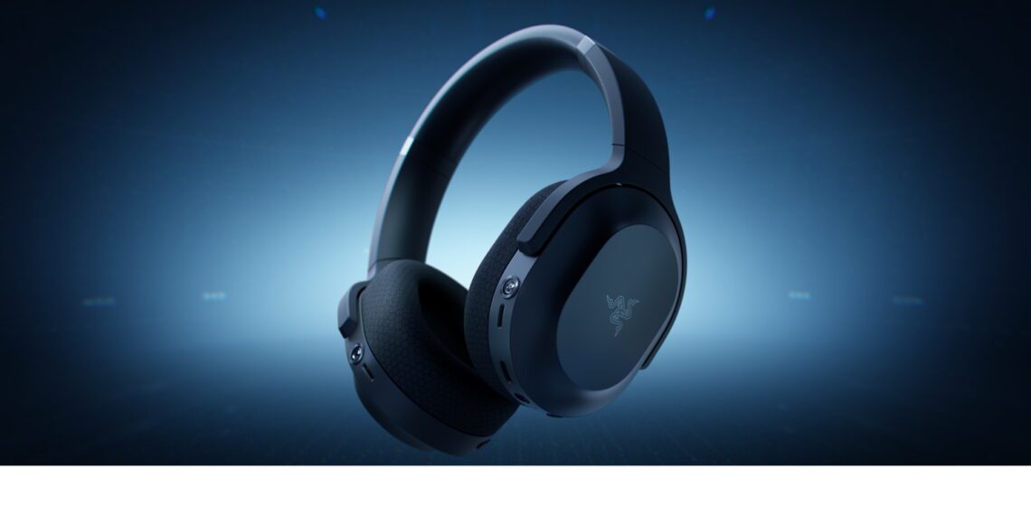 رندر استودیویی از یک هدست گیمینگ روگوشی Razer با طراحی مینیمال، کاپ‌های بیضی‌شکل، پدهای پارچه‌ای، هدبند خمیده و لوگوی Razer روی کاپ، قرارگرفته روی پس‌زمینه گرادیانی آبی