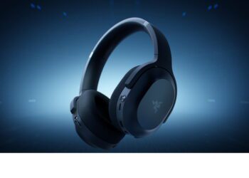 رندر استودیویی از یک هدست گیمینگ روگوشی Razer با طراحی مینیمال، کاپ‌های بیضی‌شکل، پدهای پارچه‌ای، هدبند خمیده و لوگوی Razer روی کاپ، قرارگرفته روی پس‌زمینه گرادیانی آبی