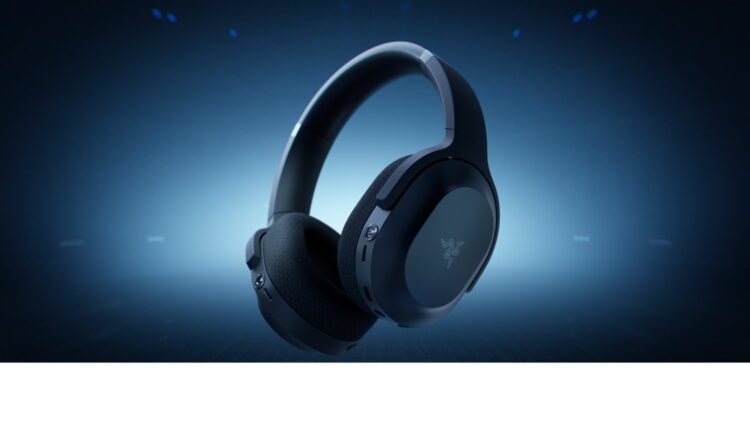 رندر استودیویی از یک هدست گیمینگ روگوشی Razer با طراحی مینیمال، کاپهای بیضیشکل، پدهای پارچهای، هدبند خمیده و لوگوی Razer روی کاپ، قرارگرفته روی پسزمینه گرادیانی آبی