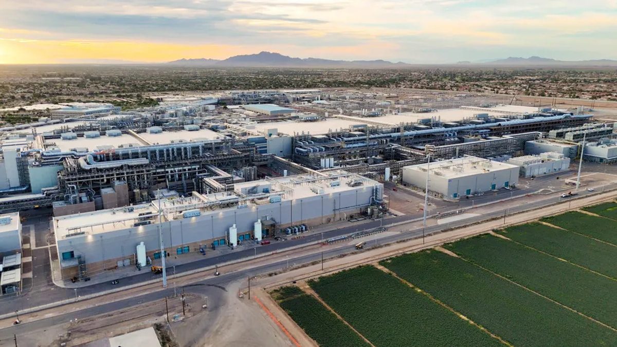 نمای هوایی از یک مجتمع صنعتی بزرگ تولید نیمه‌هادی شامل چندین ساختمان کارخانه‌ای متصل، تأسیسات زیرساختی گسترده، مسیرهای دسترسی و زمین‌های اطراف؛ تمرکز بر مقیاس صنعتی و زیرساخت تولید پیشرفته.