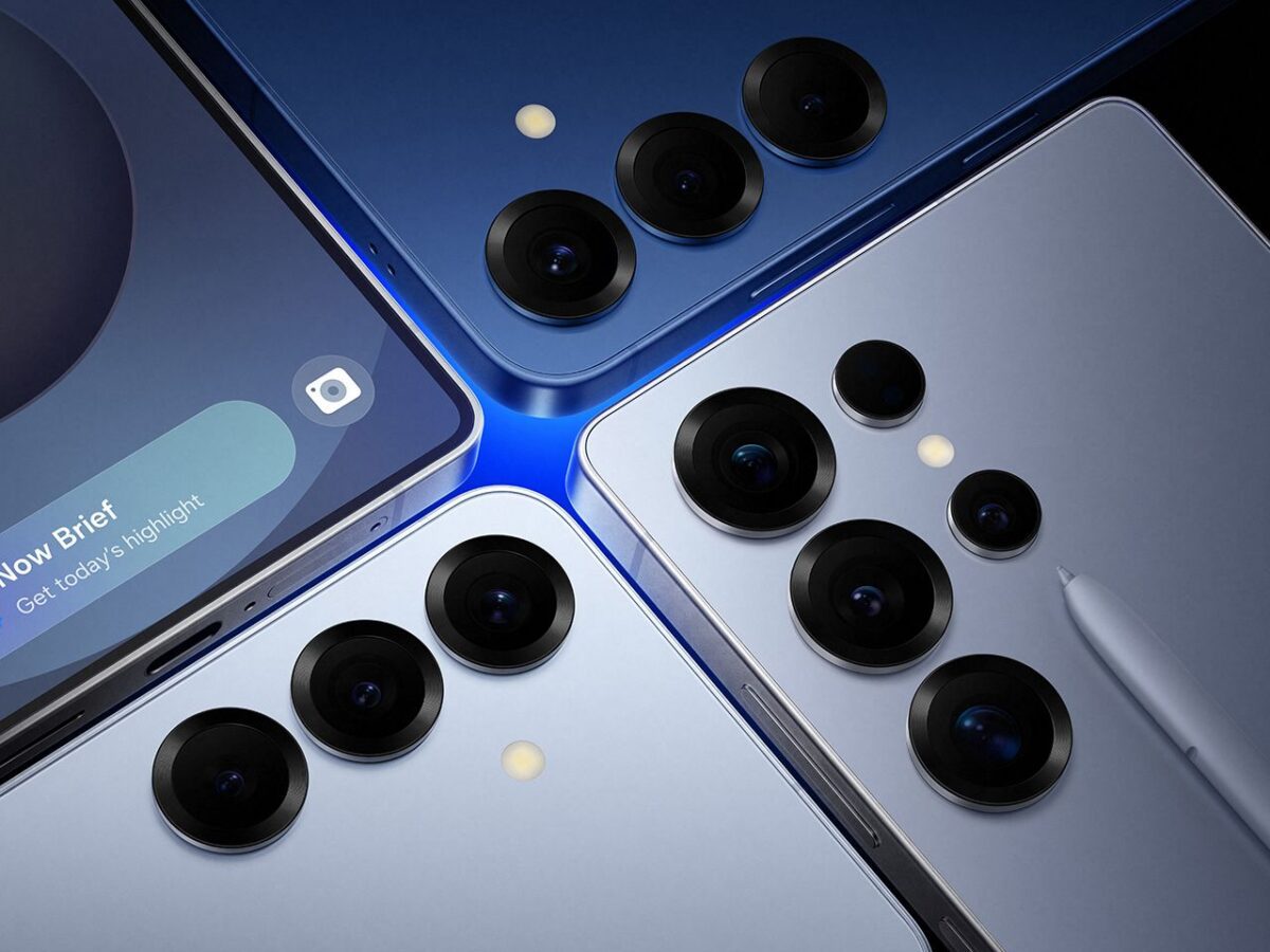 نمای نزدیک از چند گوشی هوشمند Samsung Galaxy Ultra Series با بدنه فلزی آبی و نقره‌ای، شامل ماژول دوربین پیشرفته با چند لنز دایره‌ای بزرگ، فلش LED و قلم S Pen؛ تمرکز بر طراحی پرچم‌دار و سیستم دوربین حرفه‌ای.