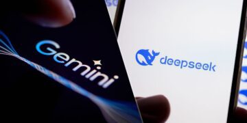 تصویر مقایسه‌ای از برندهای هوش مصنوعی Google Gemini و DeepSeek روی نمایشگر گوشی‌های هوشمند، با تمرکز بر لوگوها و هویت بصری هر دو پلتفرم در پس‌زمینه تیره و روشن.