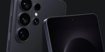 نمای نزدیک از پنل پشتی تیره سامسونگ گلکسی S26 که چیدمان عمودی لنزهای دوربین را نشان میدهد.