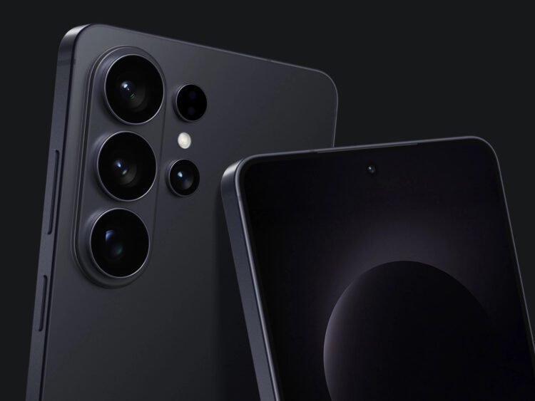 نمای نزدیک از پنل پشتی تیره سامسونگ گلکسی S26 که چیدمان عمودی لنزهای دوربین را نشان میدهد.