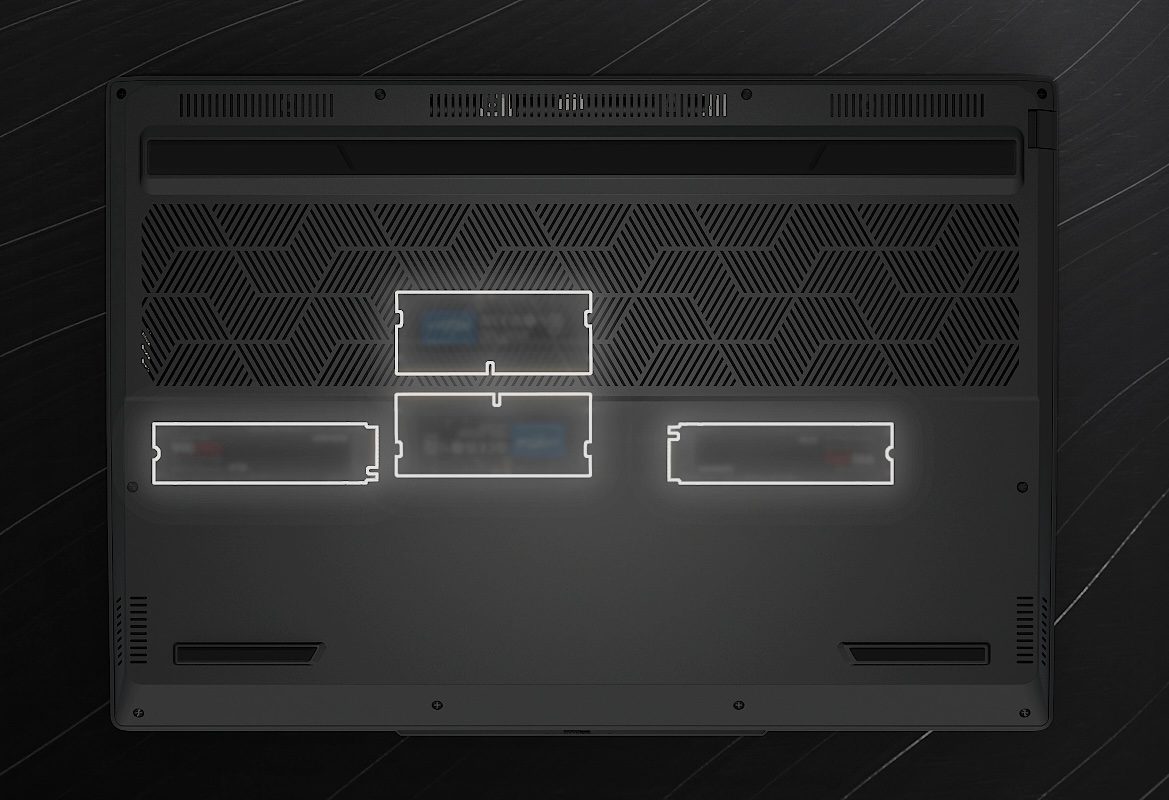 نمای زیرین لپ‌تاپ با دریچه‌های تهویه و کادرهای مشخص شده برای ارتقای رم و حافظه SSD.