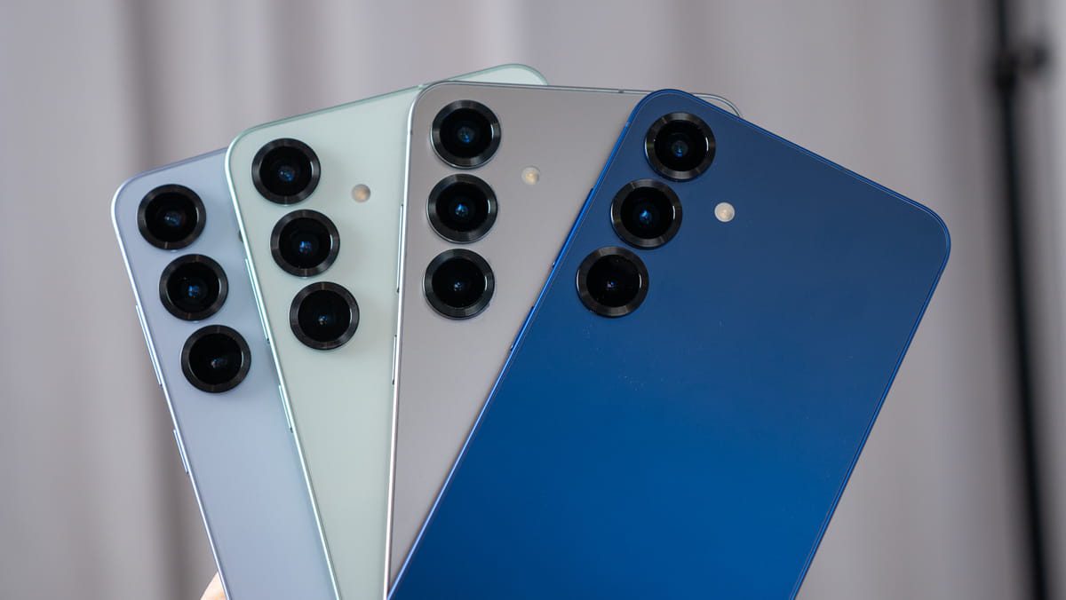 چند گوشی Samsung Galaxy Ultra Series در رنگهای مختلف با نمای پشتی، تمرکز بر طراحی تخت بدنه و ماژول دوربین چندگانه دایرهای بدون جزیره یکپارچه.