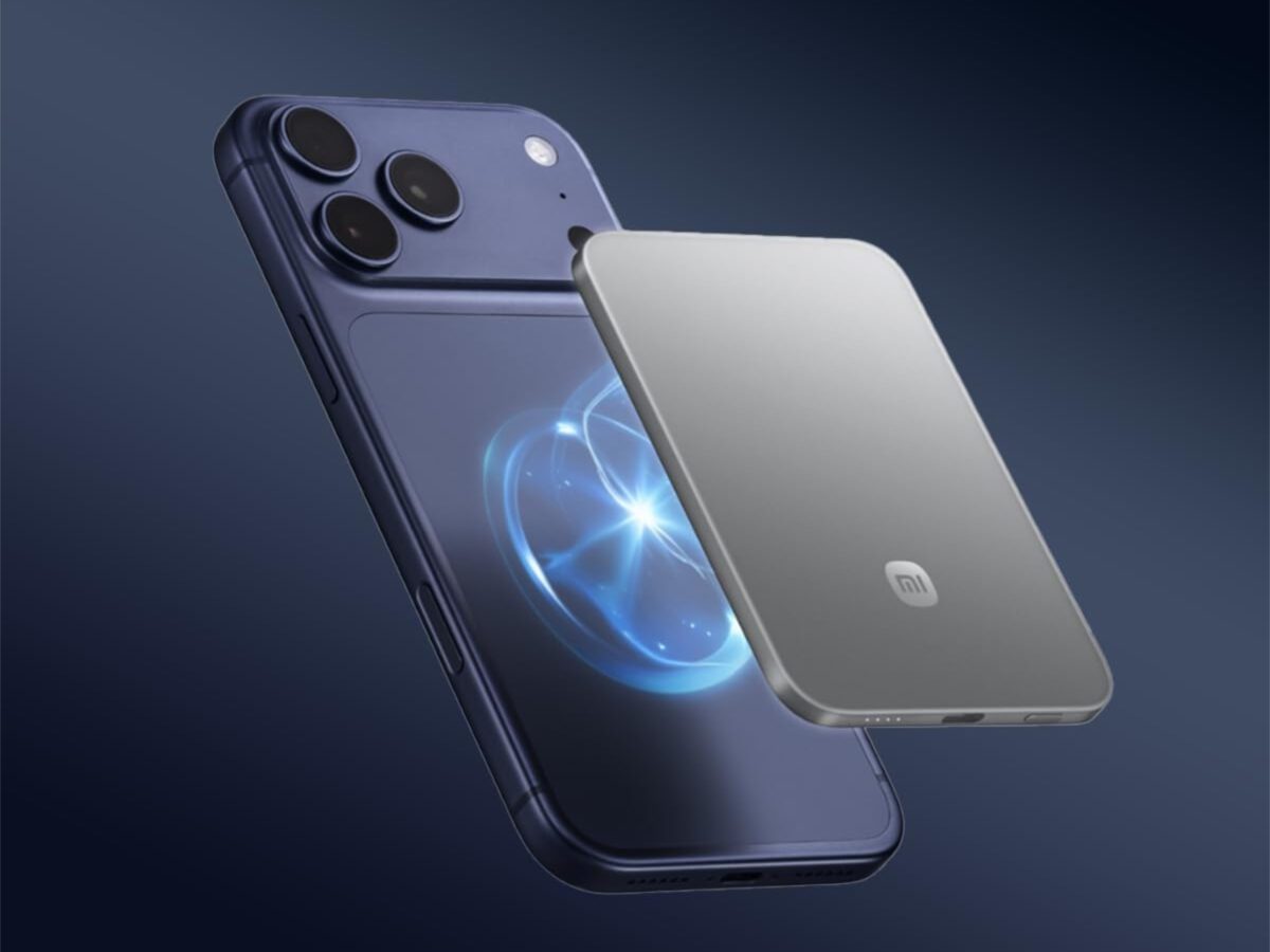 پاوربانک مغناطیسی شیائومی در حال اتصال به پشت یک گوشی هوشمند برای شارژ بی‌سیم.