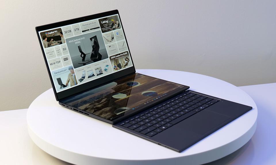 لپ‌تاپ Zenbook Duo در حالت لپ‌تاپ استاندارد با کیبورد مغناطیسی که روی صفحه نمایش پایینی را پوشانده است.