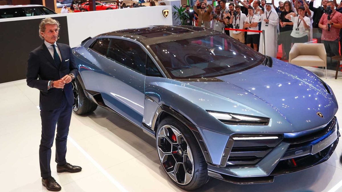 لامبورگینی لانزادور مفهومی در نمایشگاه خودرویی در کنار مدیرعامل این برند