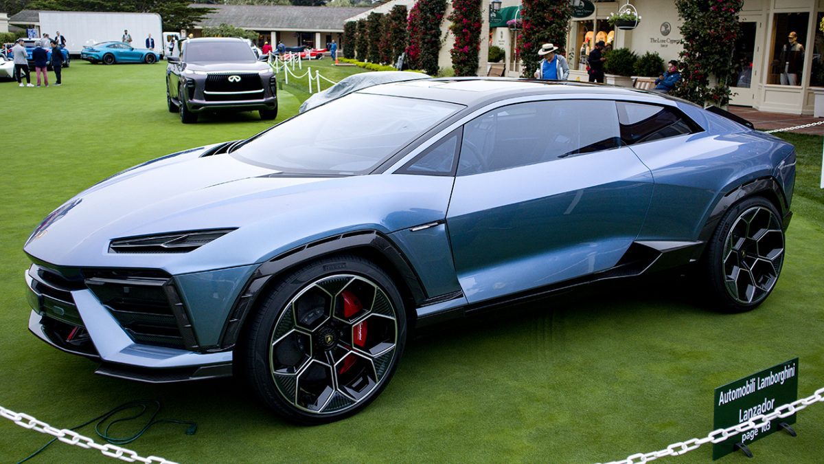 نمای جانبی لامبورگینی لانزادور مفهومی در رویداد فضای باز با رینگهای بزرگ چندضلعی